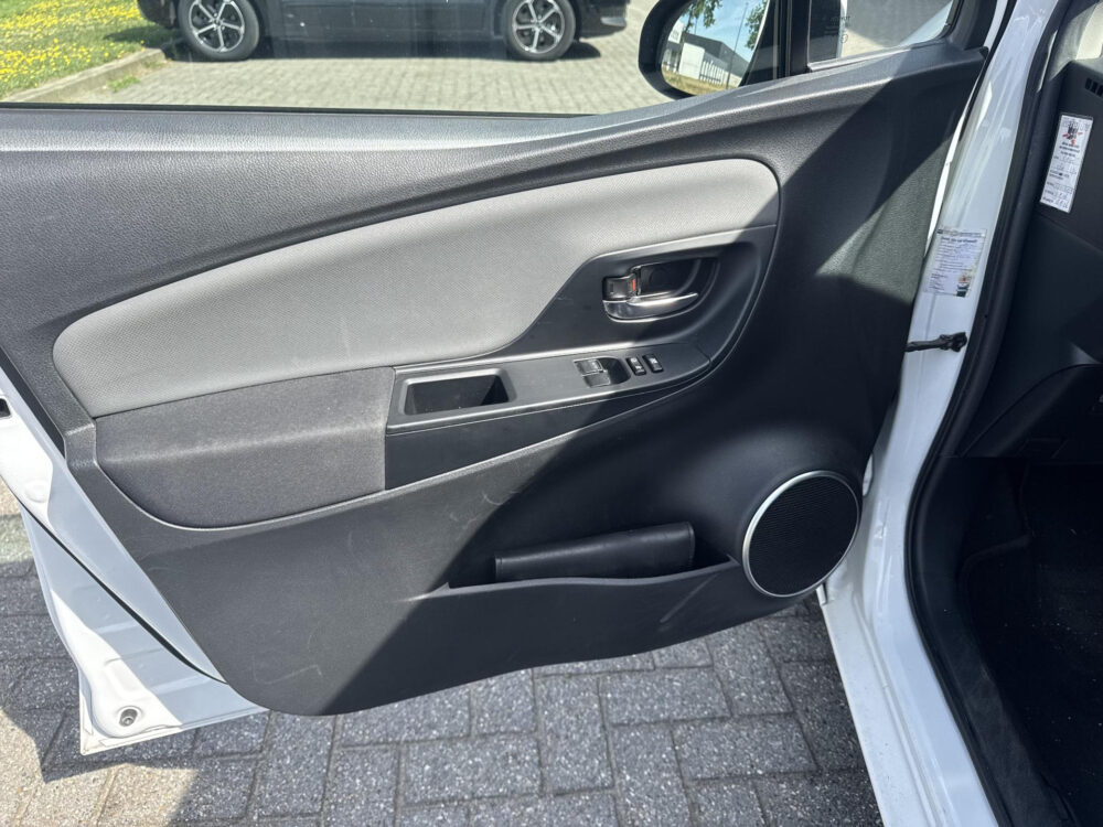 Toyota Yaris 1.5 Hybrid Trend Hybrid  Automaat Trekhaak Allweather Navigatie ECC Airco Cruise Control