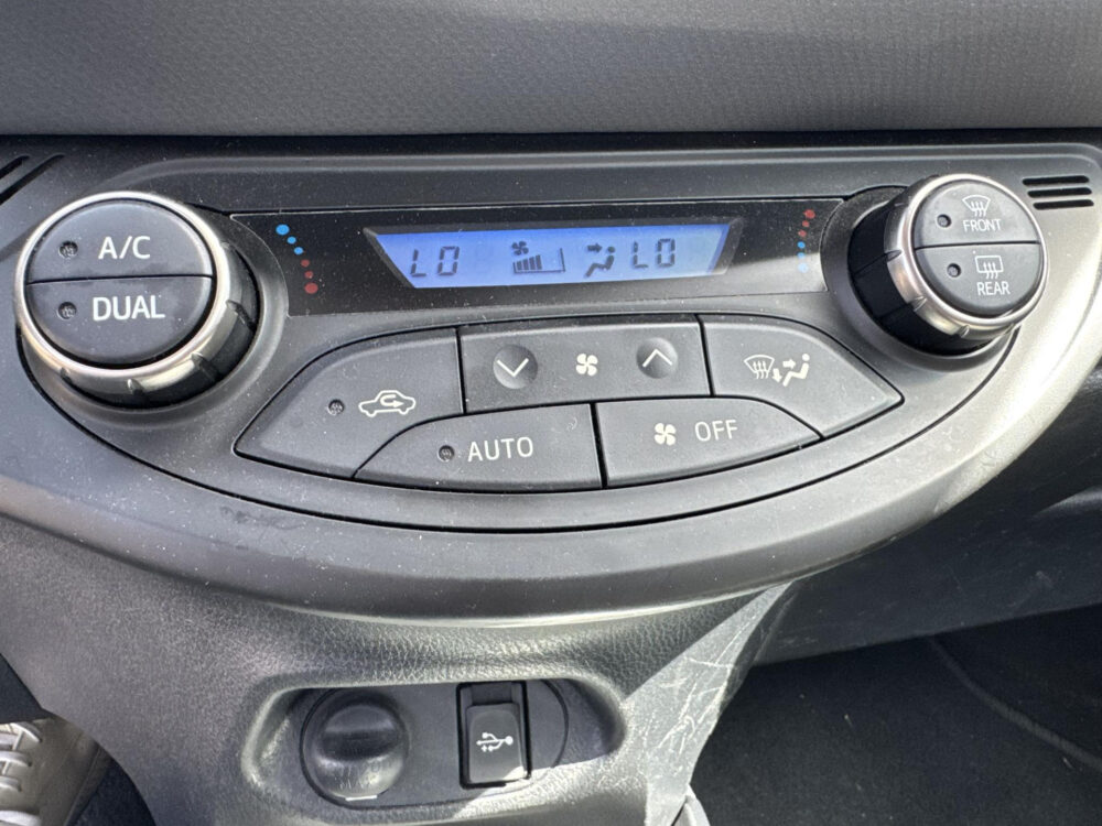 Toyota Yaris 1.5 Hybrid Trend Hybrid  Automaat Trekhaak Allweather Navigatie ECC Airco Cruise Control