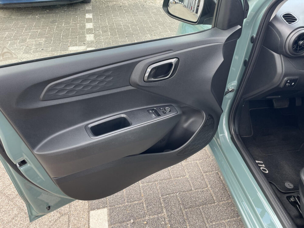 56356565-hyundai-i10-1-0-comfort-smart-5-zits-navigatie-achteruitrijcamera-1e-eigenaar-2023