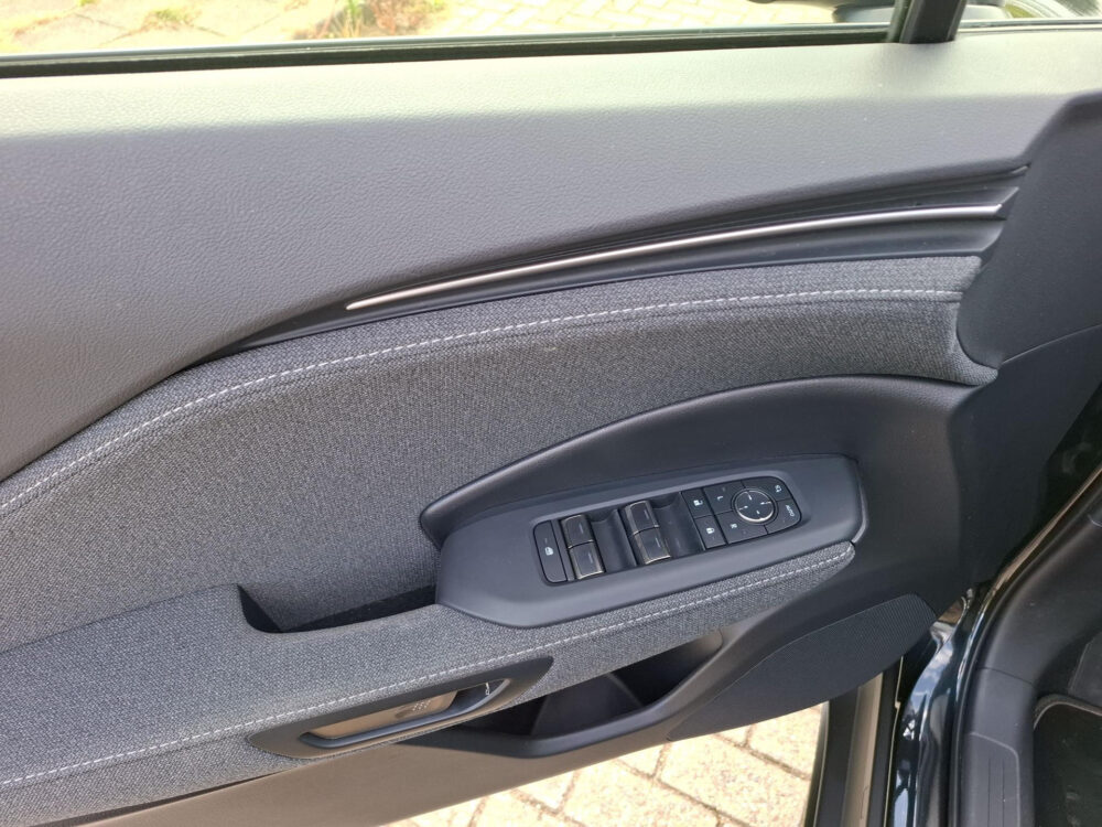 56699755-lexus-lbx-1-5-business-line-2wd-carplay-cruise-adpt-camera-2024