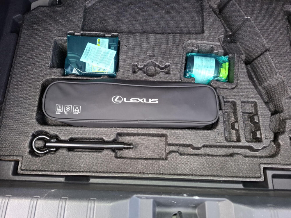 56699755-lexus-lbx-1-5-business-line-2wd-carplay-cruise-adpt-camera-2024