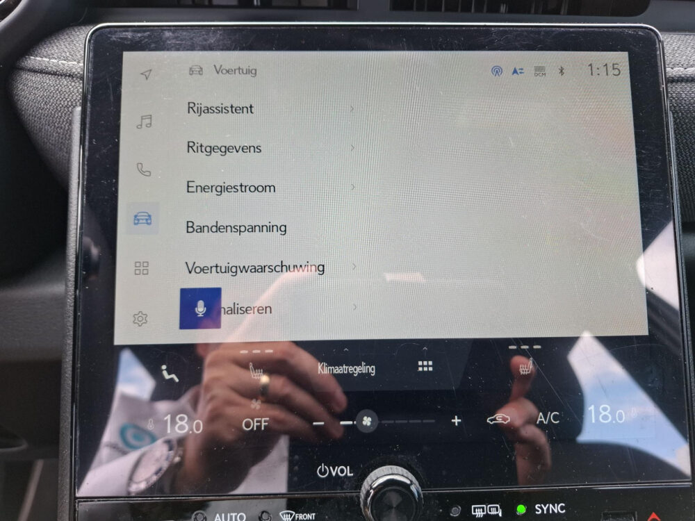 56699755-lexus-lbx-1-5-business-line-2wd-carplay-cruise-adpt-camera-2024