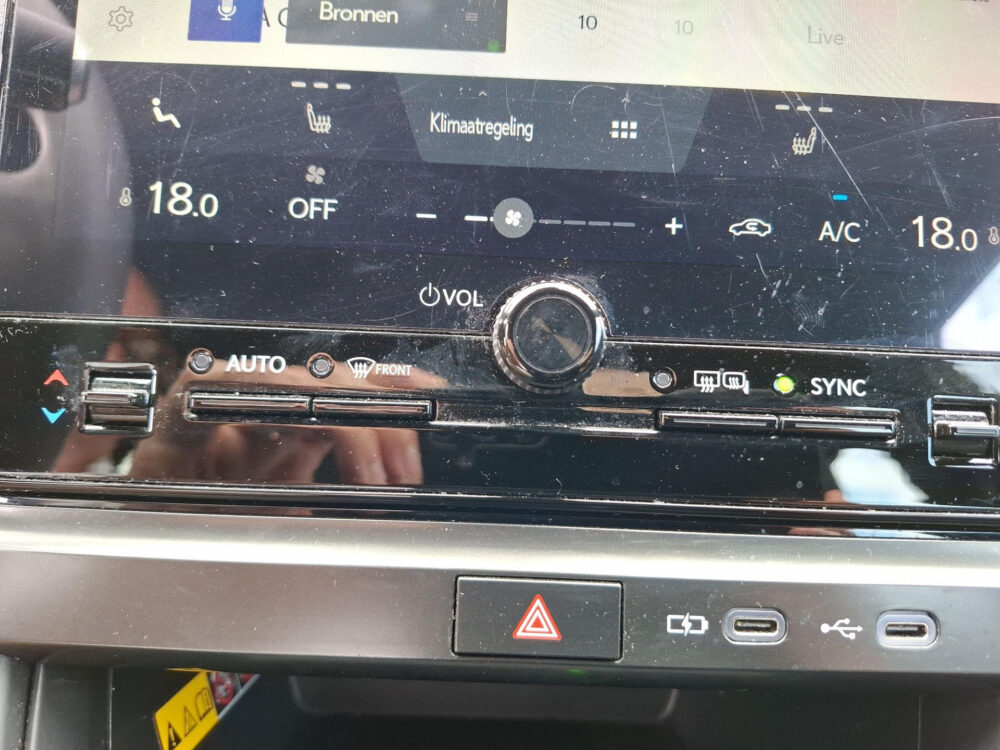 56699755-lexus-lbx-1-5-business-line-2wd-carplay-cruise-adpt-camera-2024