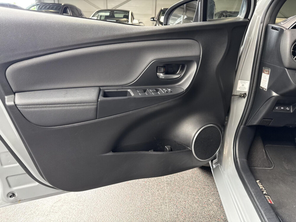56732648-toyota-yaris-1-5-hybrid-gr-sport-leder-alcantara-cruise-camera-2019