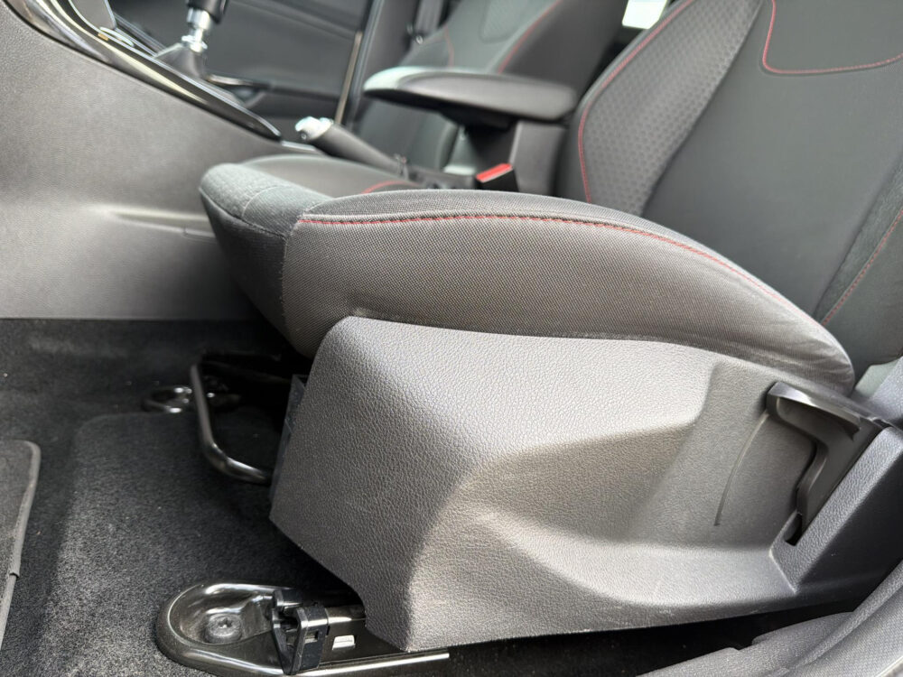 57067501-ford-focus-wagon-1-5-titanium-navi-trekhaak-lichtmetaal-zeer-mooie-auto-2017