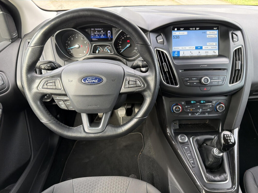 57067501-ford-focus-wagon-1-5-titanium-navi-trekhaak-lichtmetaal-zeer-mooie-auto-2017