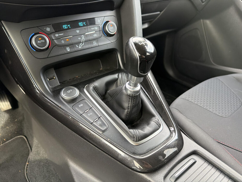 57067501-ford-focus-wagon-1-5-titanium-navi-trekhaak-lichtmetaal-zeer-mooie-auto-2017