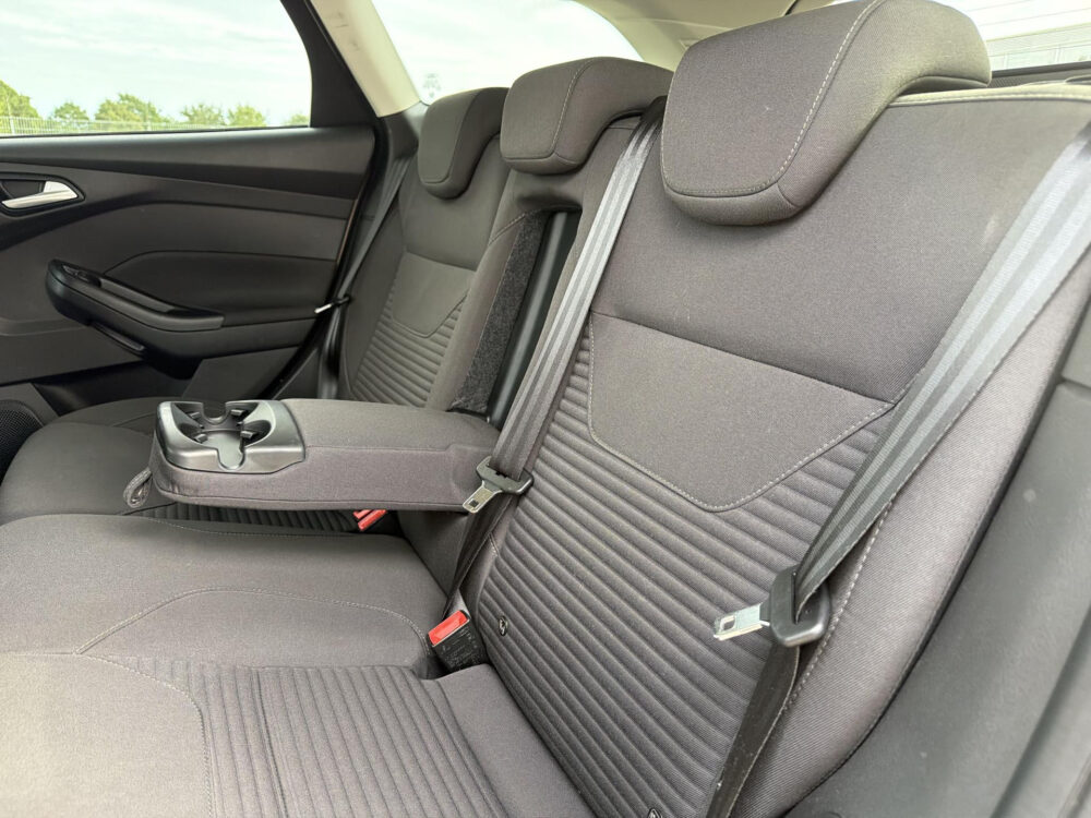 57067501-ford-focus-wagon-1-5-titanium-navi-trekhaak-lichtmetaal-zeer-mooie-auto-2017
