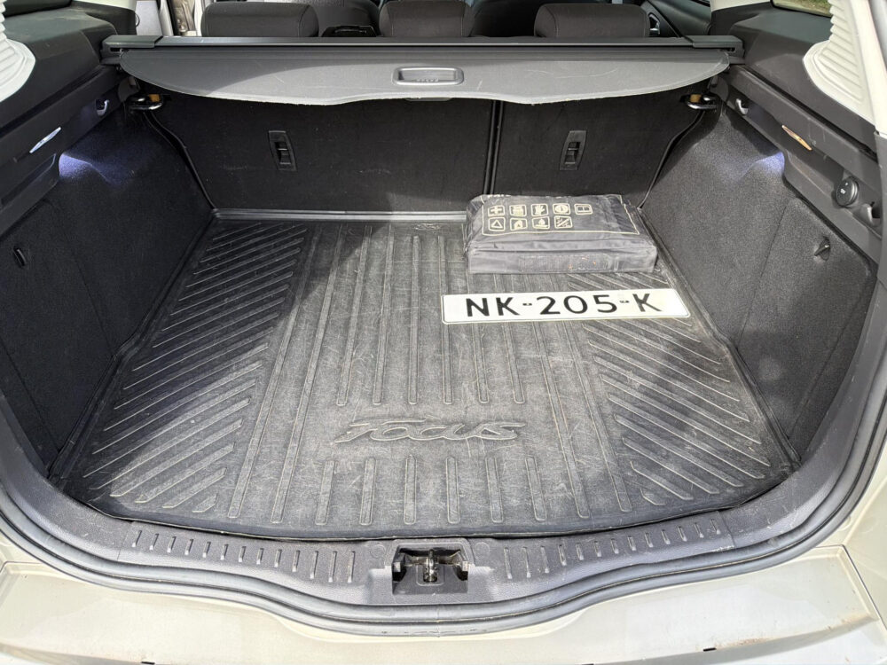 57067501-ford-focus-wagon-1-5-titanium-navi-trekhaak-lichtmetaal-zeer-mooie-auto-2017