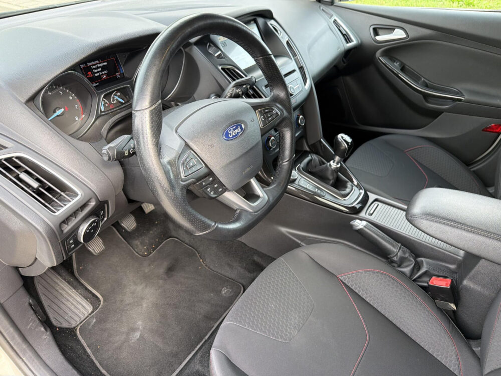 57067501-ford-focus-wagon-1-5-titanium-navi-trekhaak-lichtmetaal-zeer-mooie-auto-2017