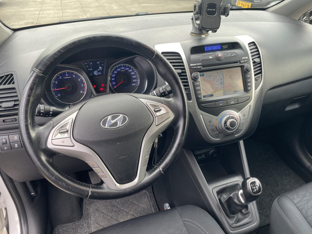 57324136-hyundai-ix20-1-4i-go-navigatie-achteruitrijcamera-2015