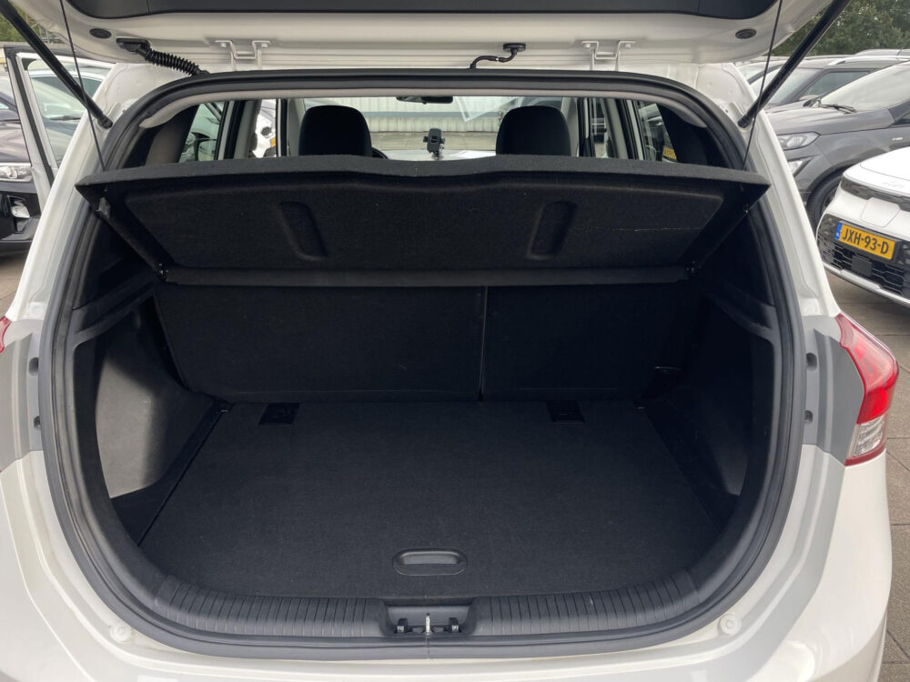 57324136-hyundai-ix20-1-4i-go-navigatie-achteruitrijcamera-2015