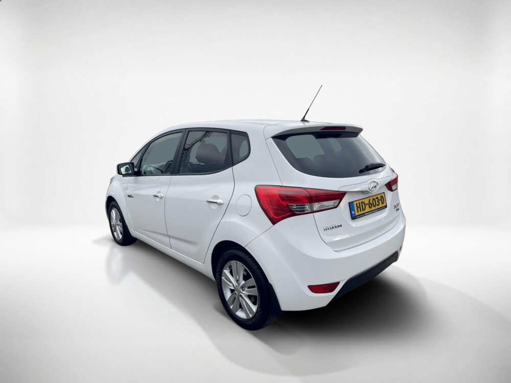 57324136-hyundai-ix20-1-4i-go-navigatie-achteruitrijcamera-2015