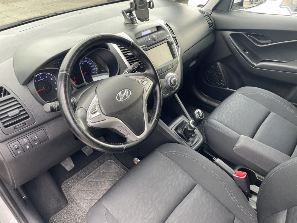 57324136-hyundai-ix20-1-4i-go-navigatie-achteruitrijcamera-2015