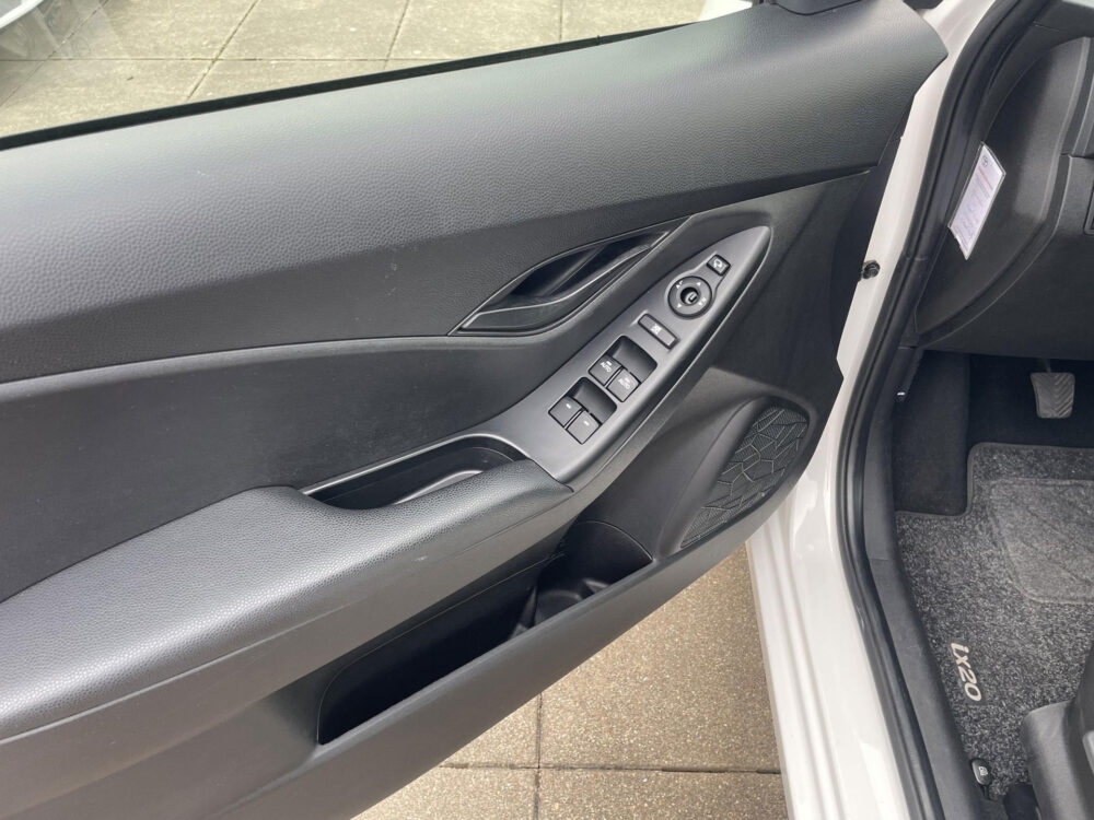 57324136-hyundai-ix20-1-4i-go-navigatie-achteruitrijcamera-2015