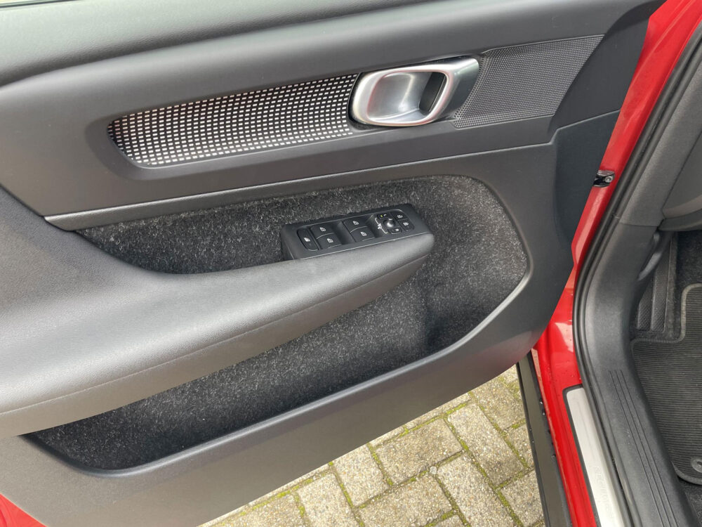 57533260-volvo-xc40-1-5-t5-recharge-r-design-stoelverwarming-achteruitrijcamera-applecarplay-2020