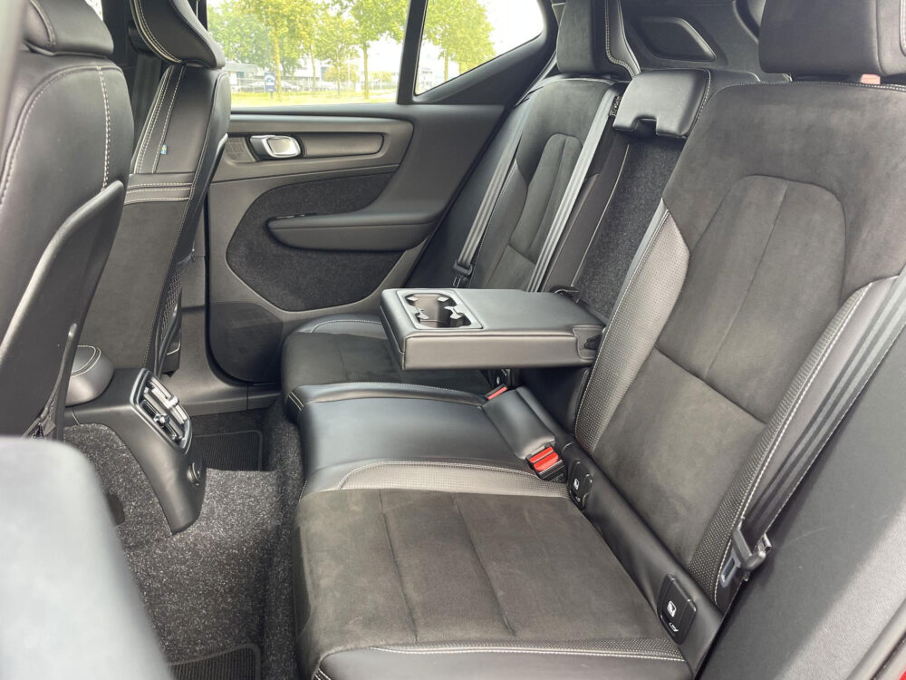 57533260-volvo-xc40-1-5-t5-recharge-r-design-stoelverwarming-achteruitrijcamera-applecarplay-2020