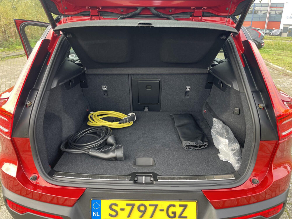 57533260-volvo-xc40-1-5-t5-recharge-r-design-stoelverwarming-achteruitrijcamera-applecarplay-2020